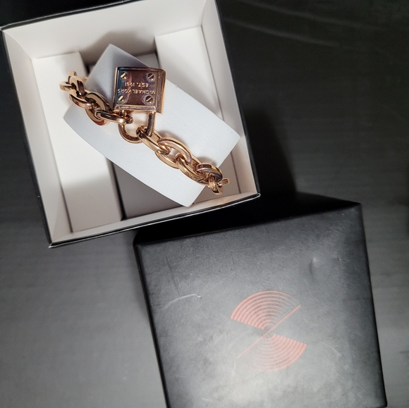 SOLD 💯% Authentic Brandnew with generic box - Picture 7 of 8